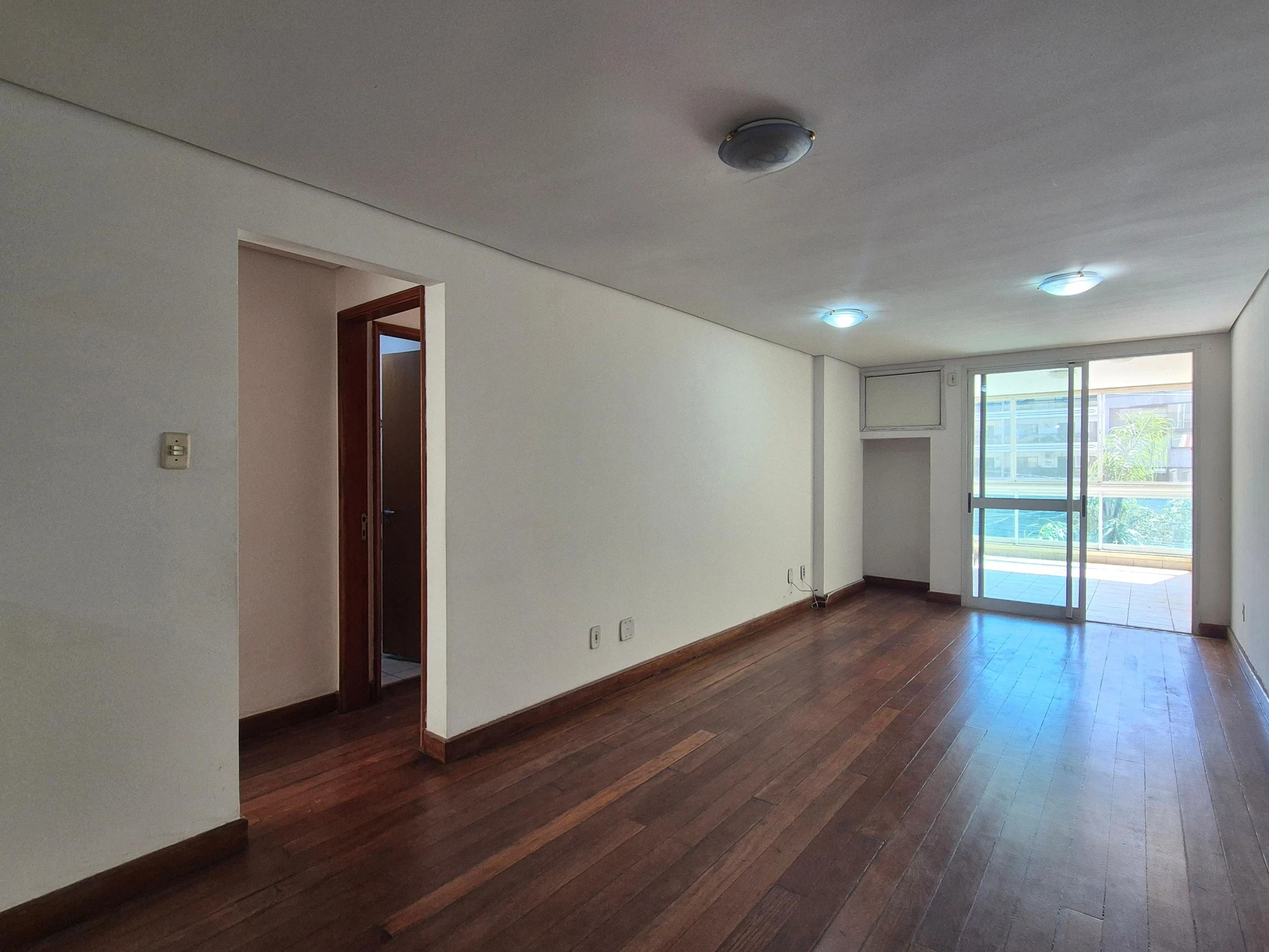 Apartamento com 2 quartos, suíte e varanda com animais — photo 3