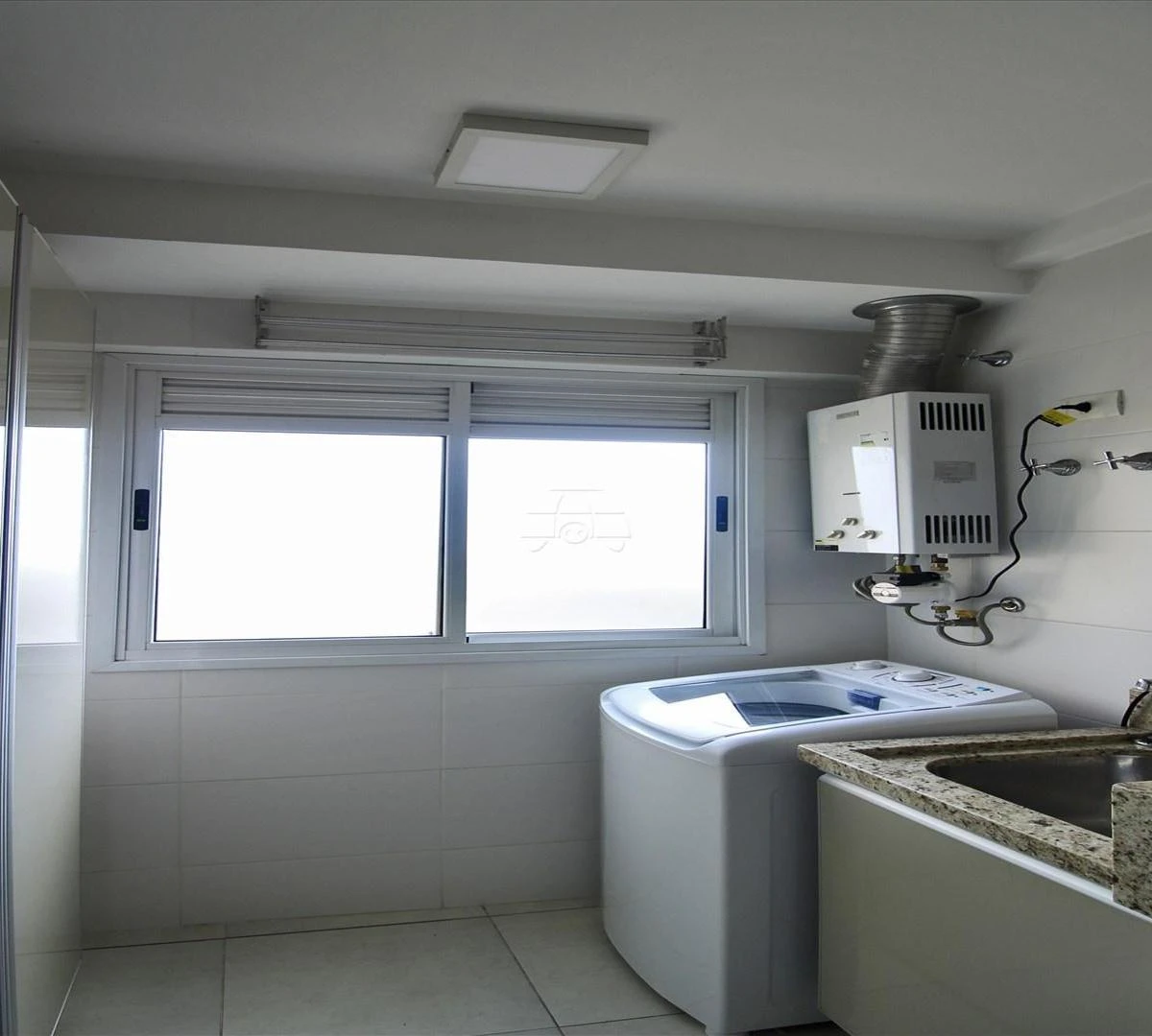 Balcony with a grill in a 2-bedroom apartment, 72 m² — photo 17