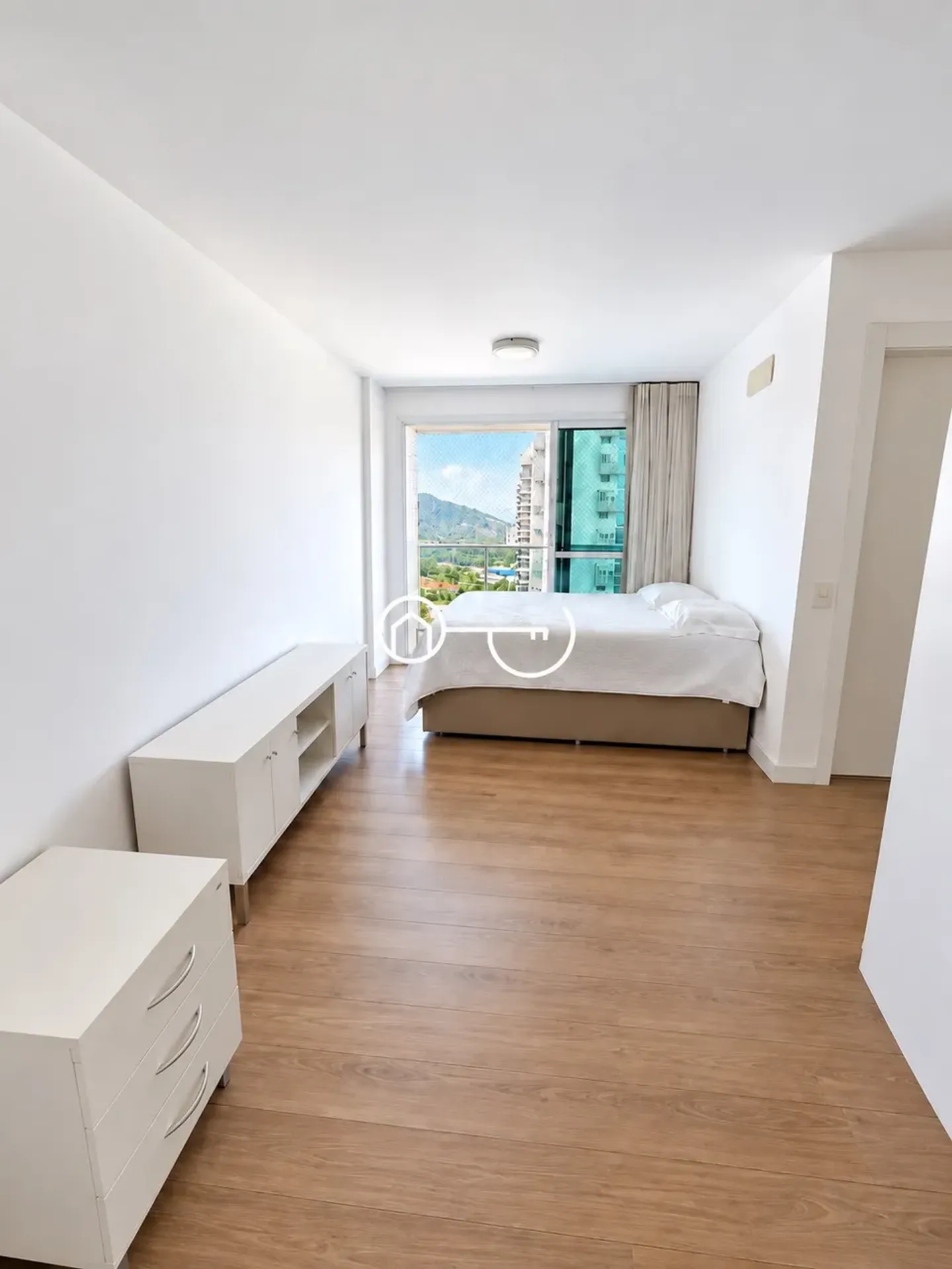 Furnished apartment, 79 m², with floor-to-ceiling windows — photo 2
