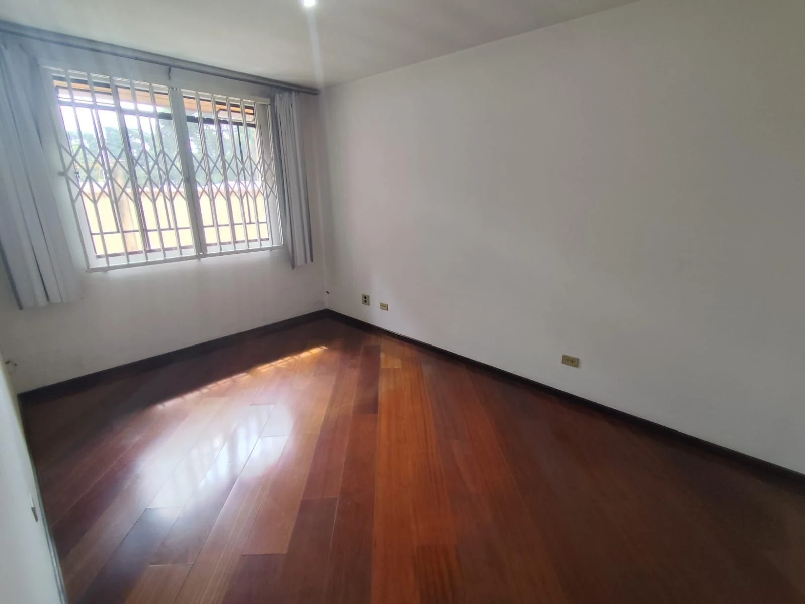 Casa, 90 m², com piso de madeira ou laminado — photo 16