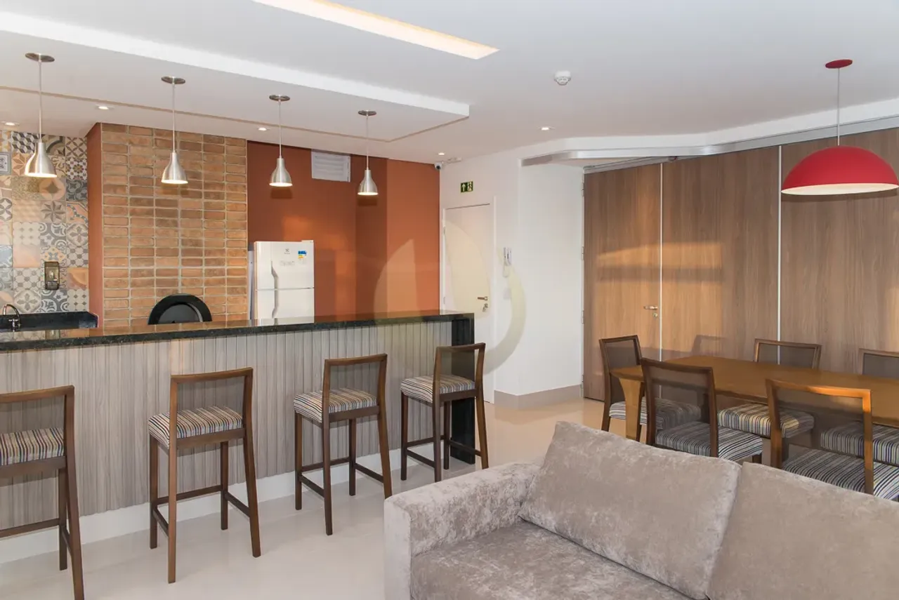 Unfurnished 1-bedroom apartment with open-plan kitchen — photo 2