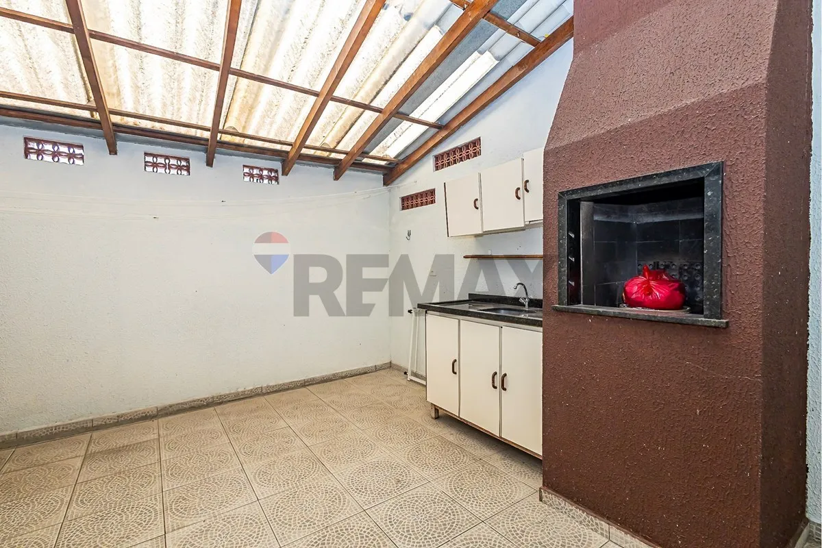 3-bedroom house with a grill on the balcony in Curitiba
