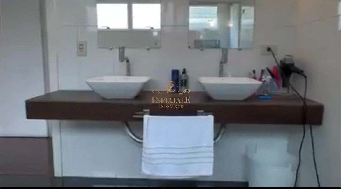 Furnished house, 401 m², with a glass-enclosed balcony — photo 12