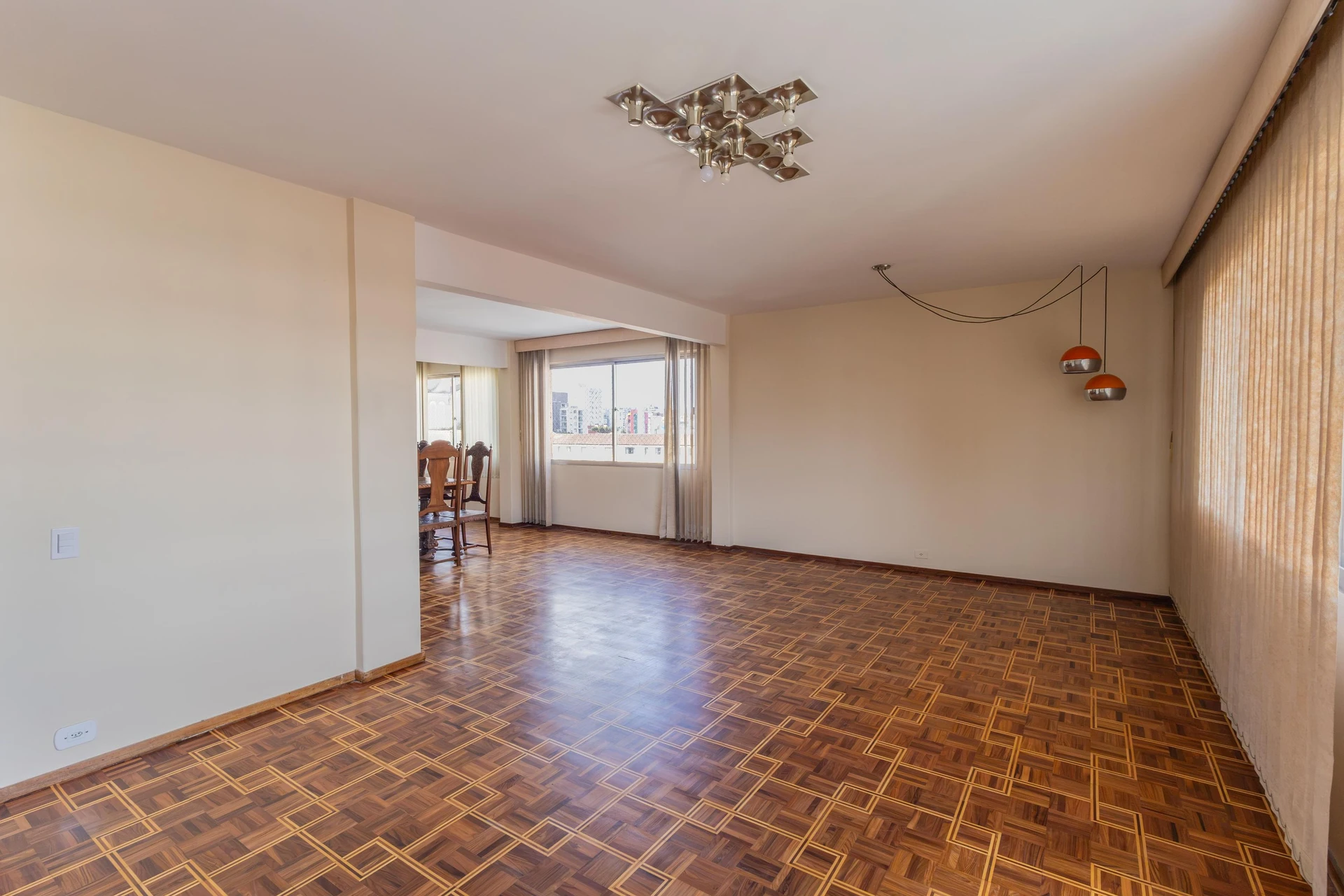 Furnished apartment, 283 m², with a glass-enclosed balcony — photo 5