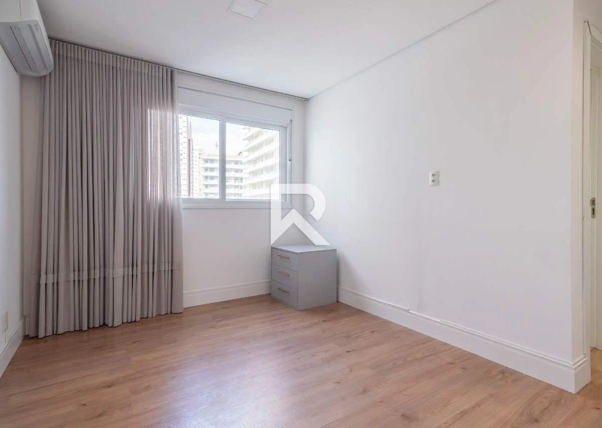 255 m² apartment with a bathtub and a walk-in closet — photo 5