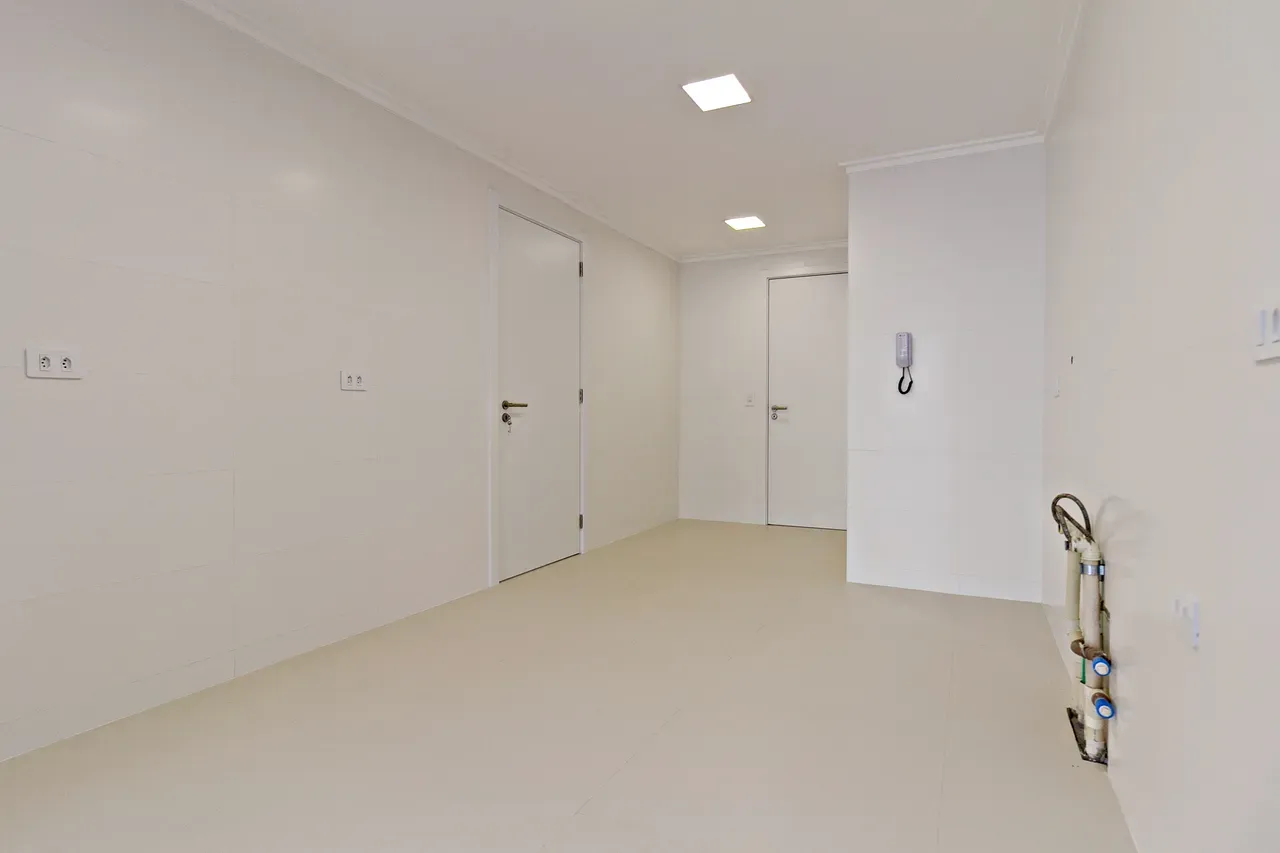 Balcony with a grill in a 4-bedroom apartment, 158 m² — photo 13