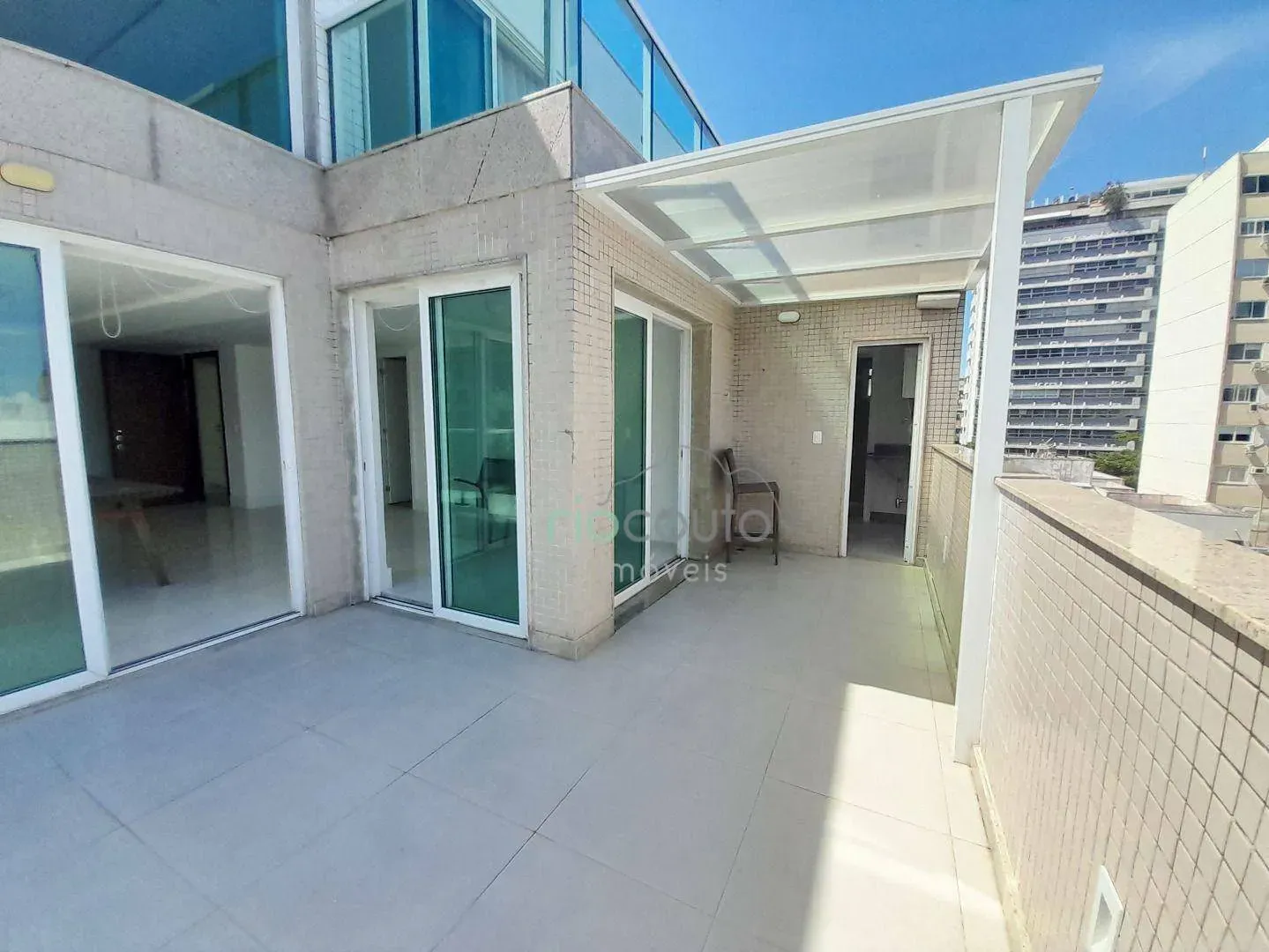Apartment with 4 bedrooms and a balcony — photo 17
