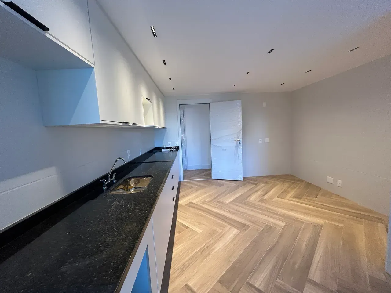 3-bedroom apartment with balcony and open-plan kitchen — photo 19