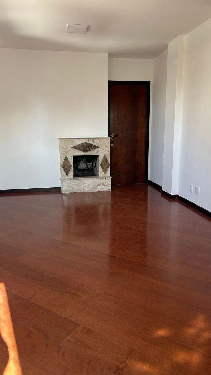 3-bedroom apartment with wood or laminate floors — photo 13
