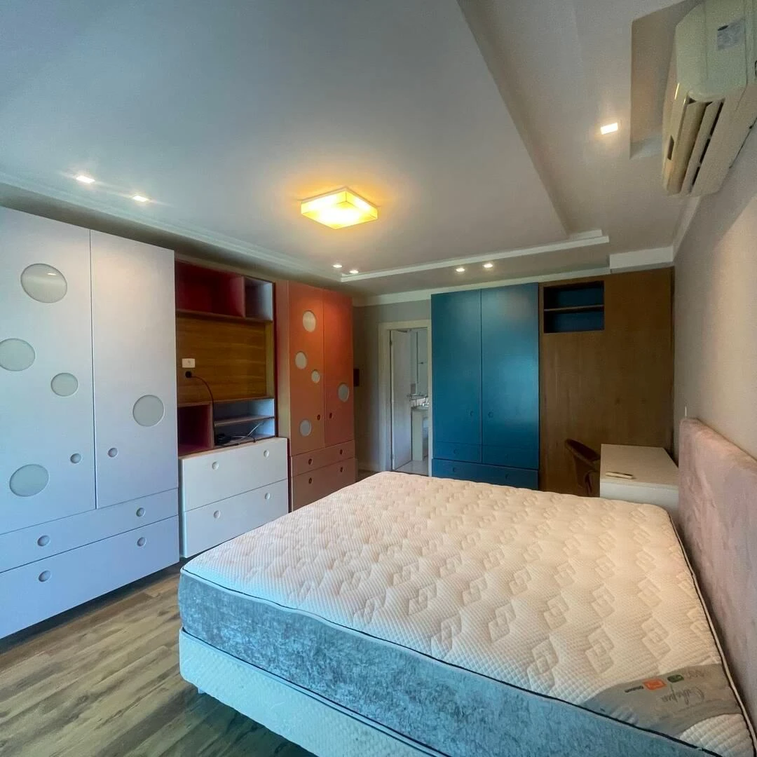 5-bedroom house with a glass-enclosed balcony — photo 48