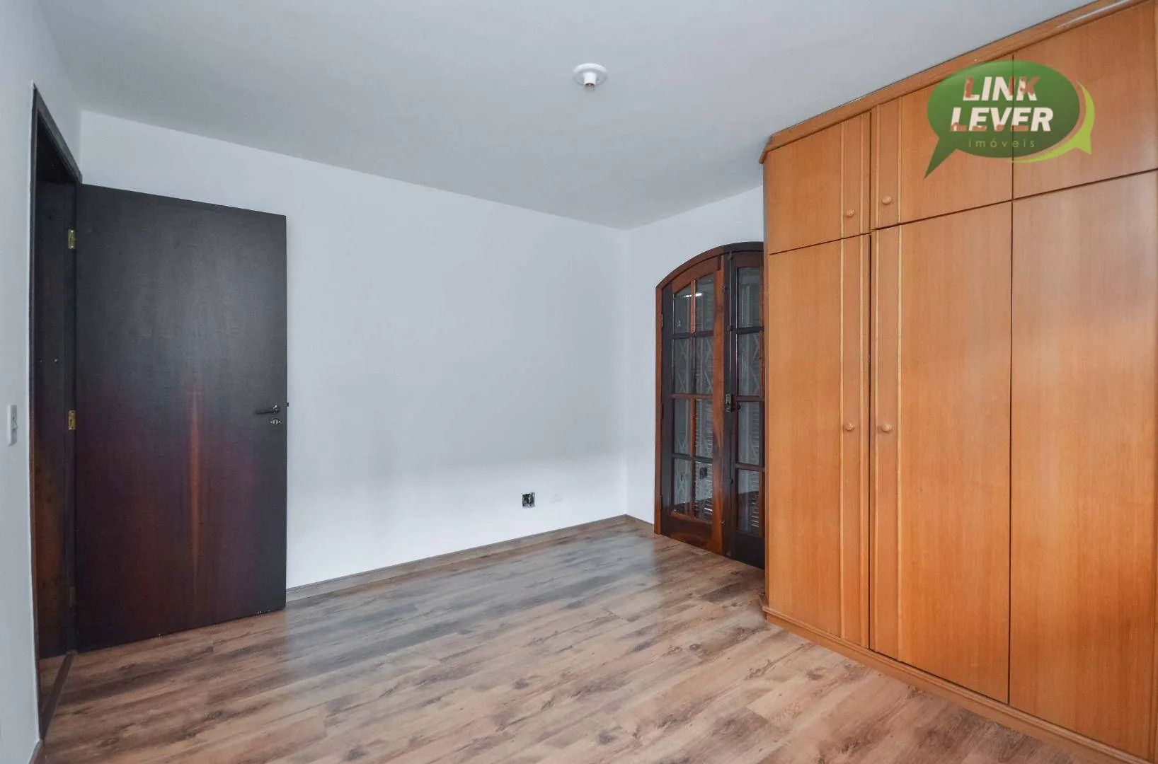 164 m² house with a fireplace and a grill on the balcony — photo 37
