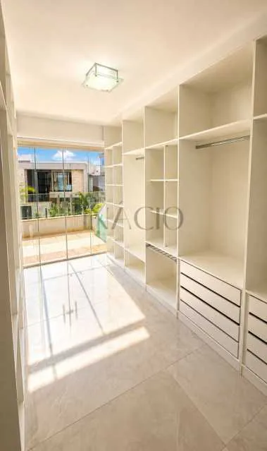 Condominium house with 5 bedrooms and an open-plan kitchen — photo 4