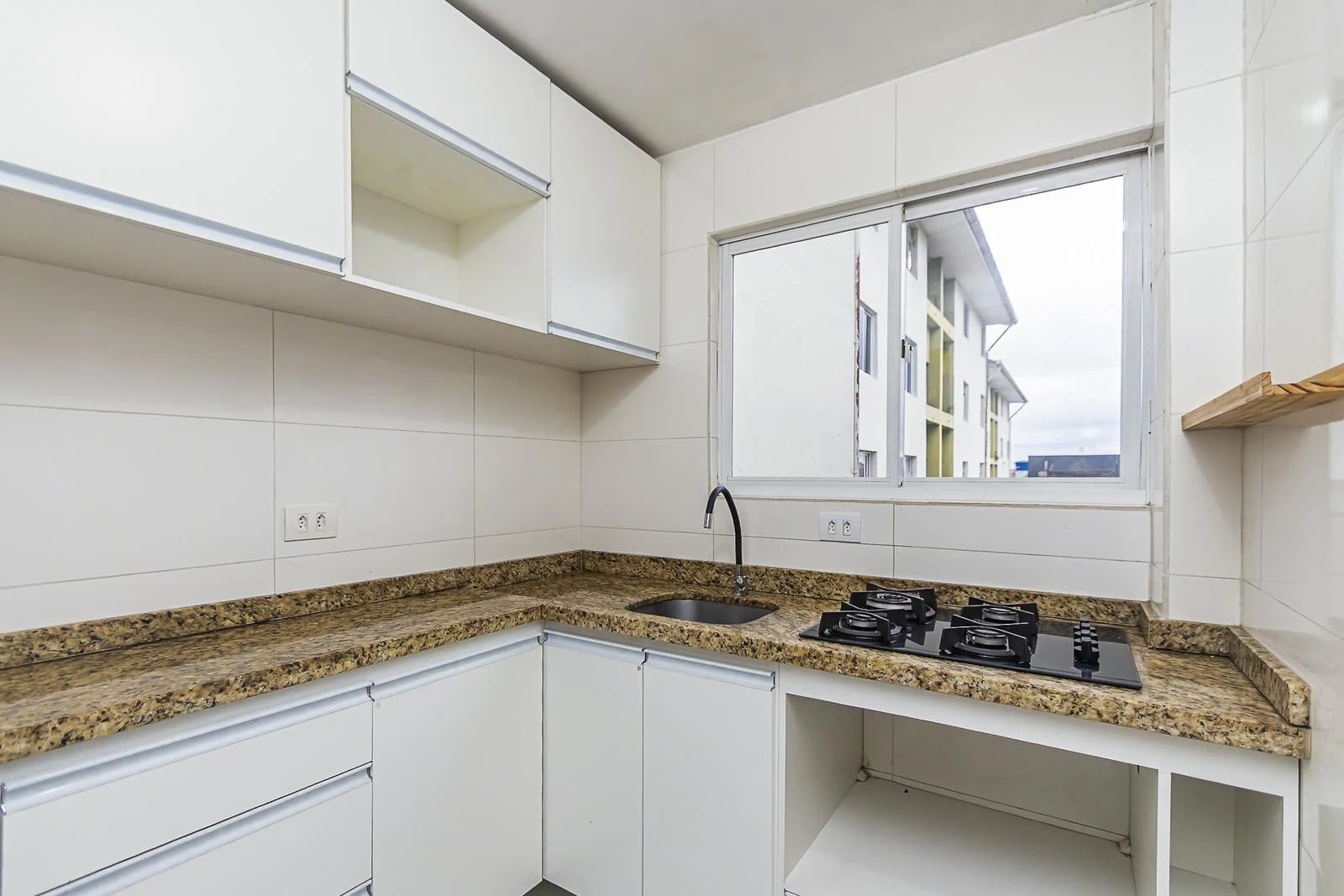 2-bedroom apartment with wood or laminate floors — photo 2