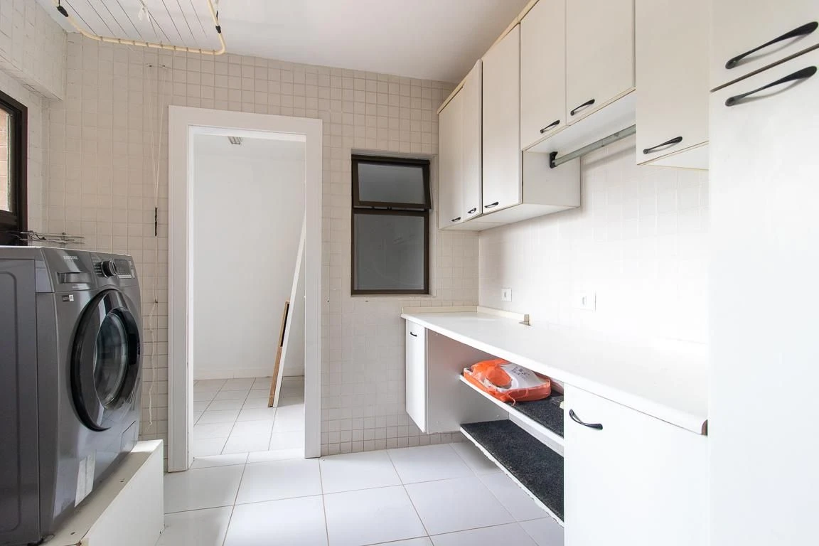 3-bedroom apartment with a bathtub in Curitiba — photo 26