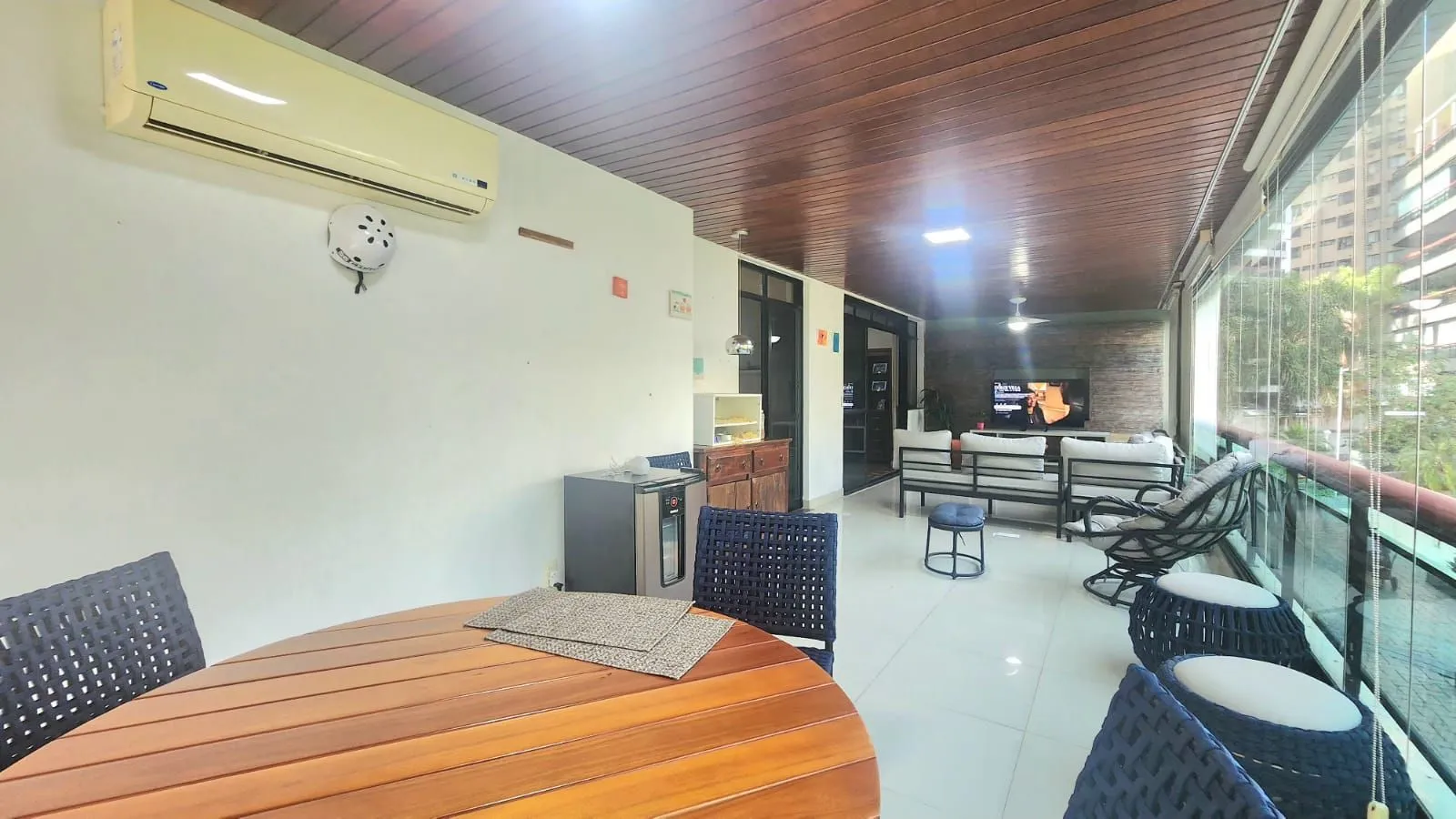 4 quartos e varanda envidraçada: apartamento de 220 m²