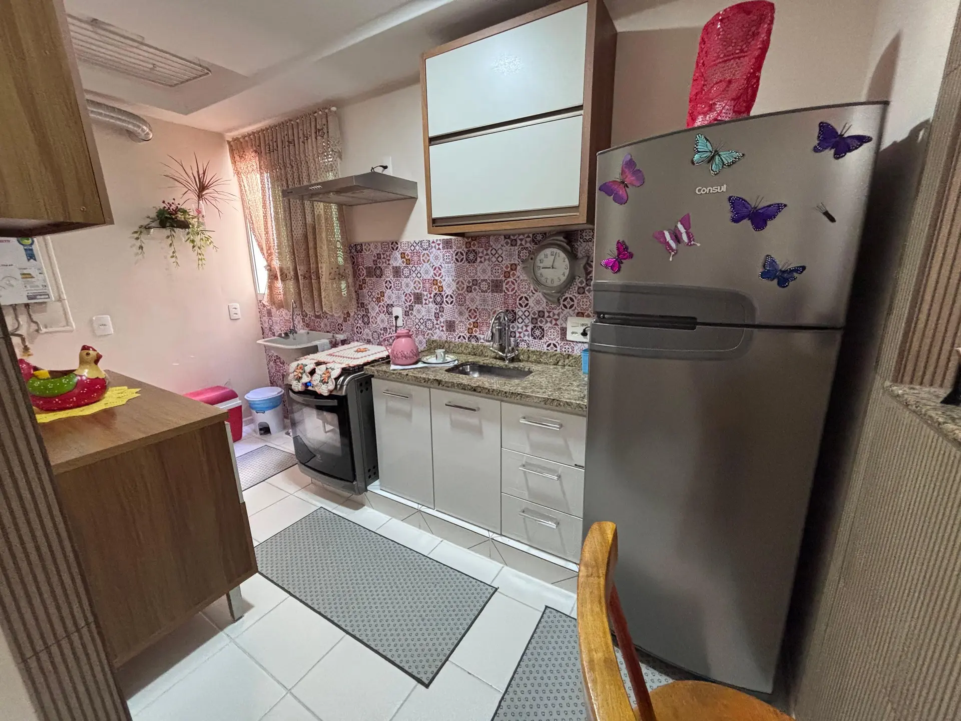 Furnished 2-bedroom apartment with open-plan gas kitchen — photo 2