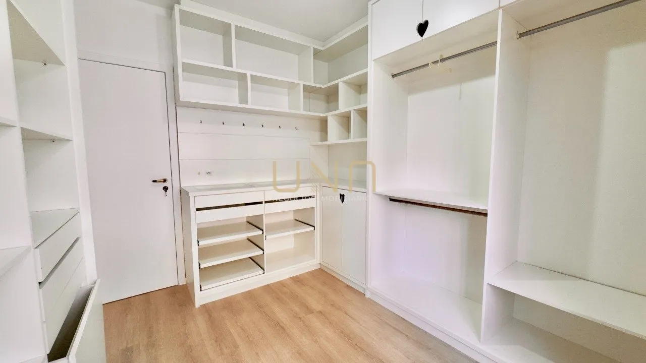 Vestidor y 2 dormitorios: departamento de 77 m² — photo 12