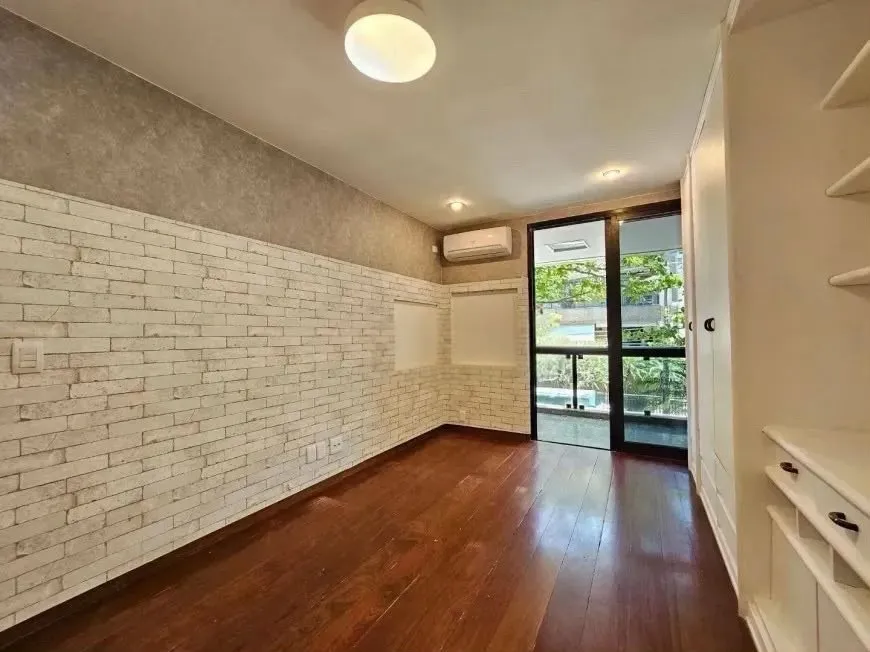 Washing machine in a 3-bedroom apartment, 209 m² — photo 13