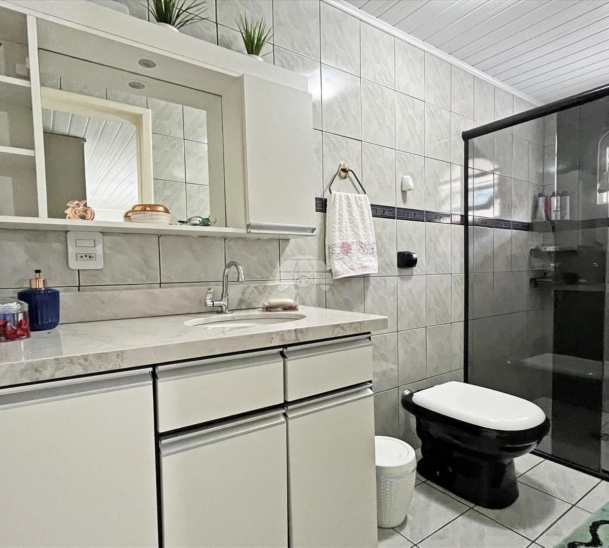 Balcony with a grill in a one-bedroom house, 40 m² — photo 13
