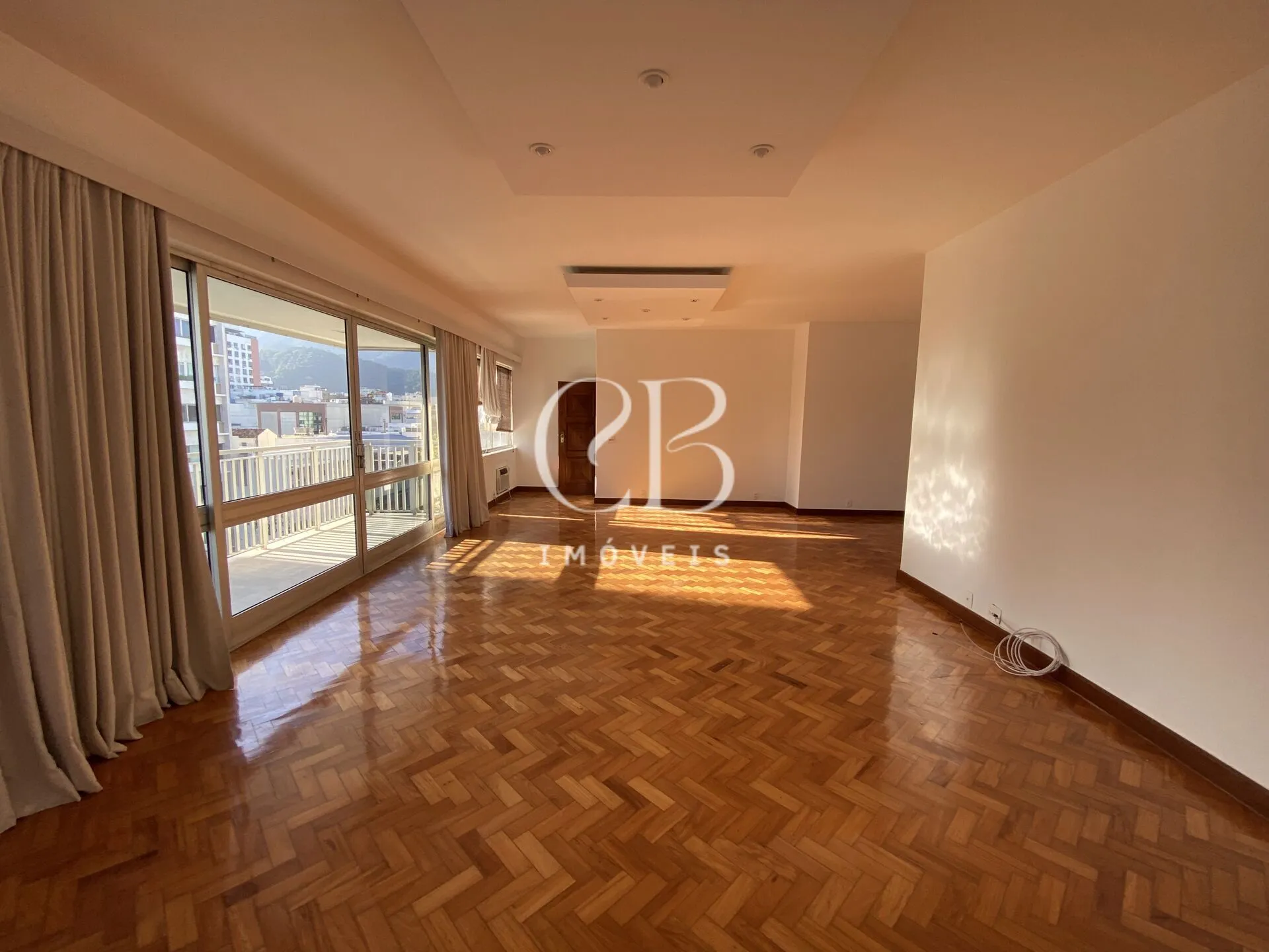 Apartment with 4 bedrooms and a glass-enclosed balcony — photo 54