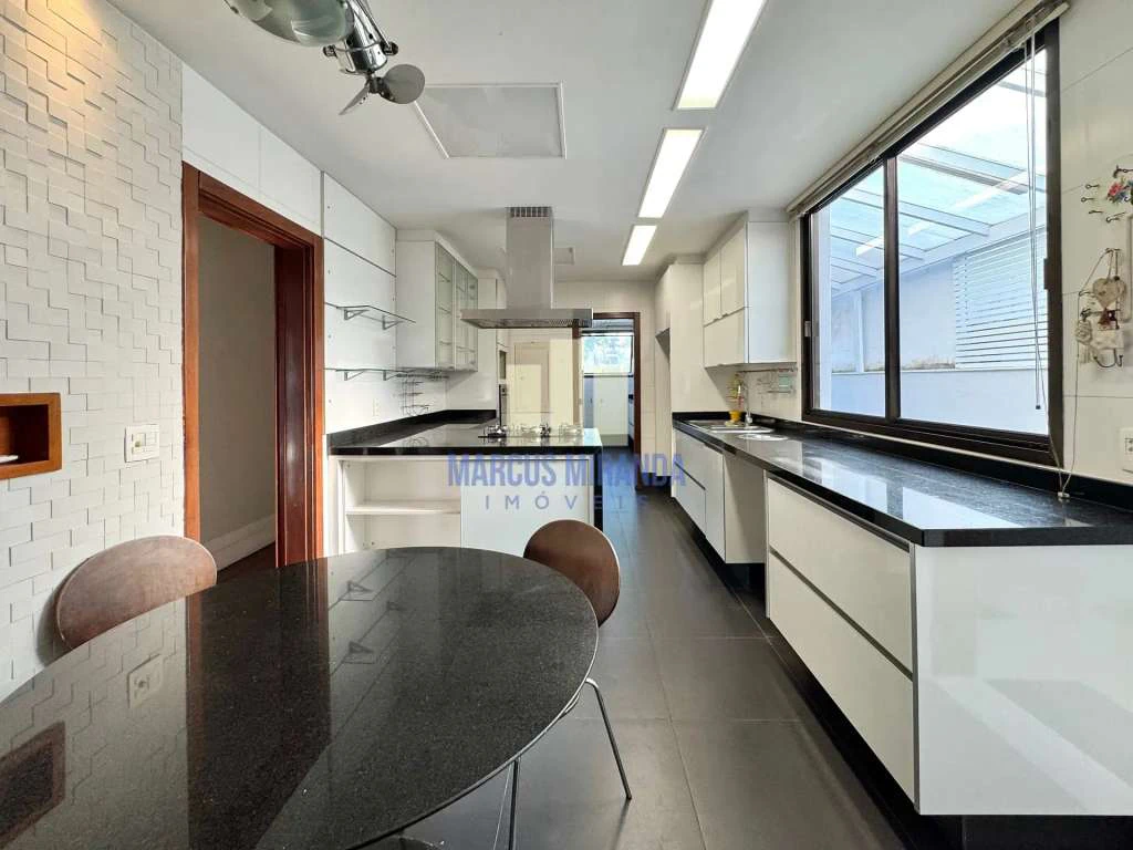House with 5 bedrooms and 834 m², 6 parking and 9 baths — photo 14