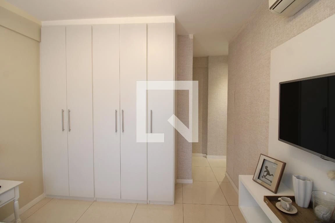 Furnished 2-bedroom apartment with glass balcony — photo 43