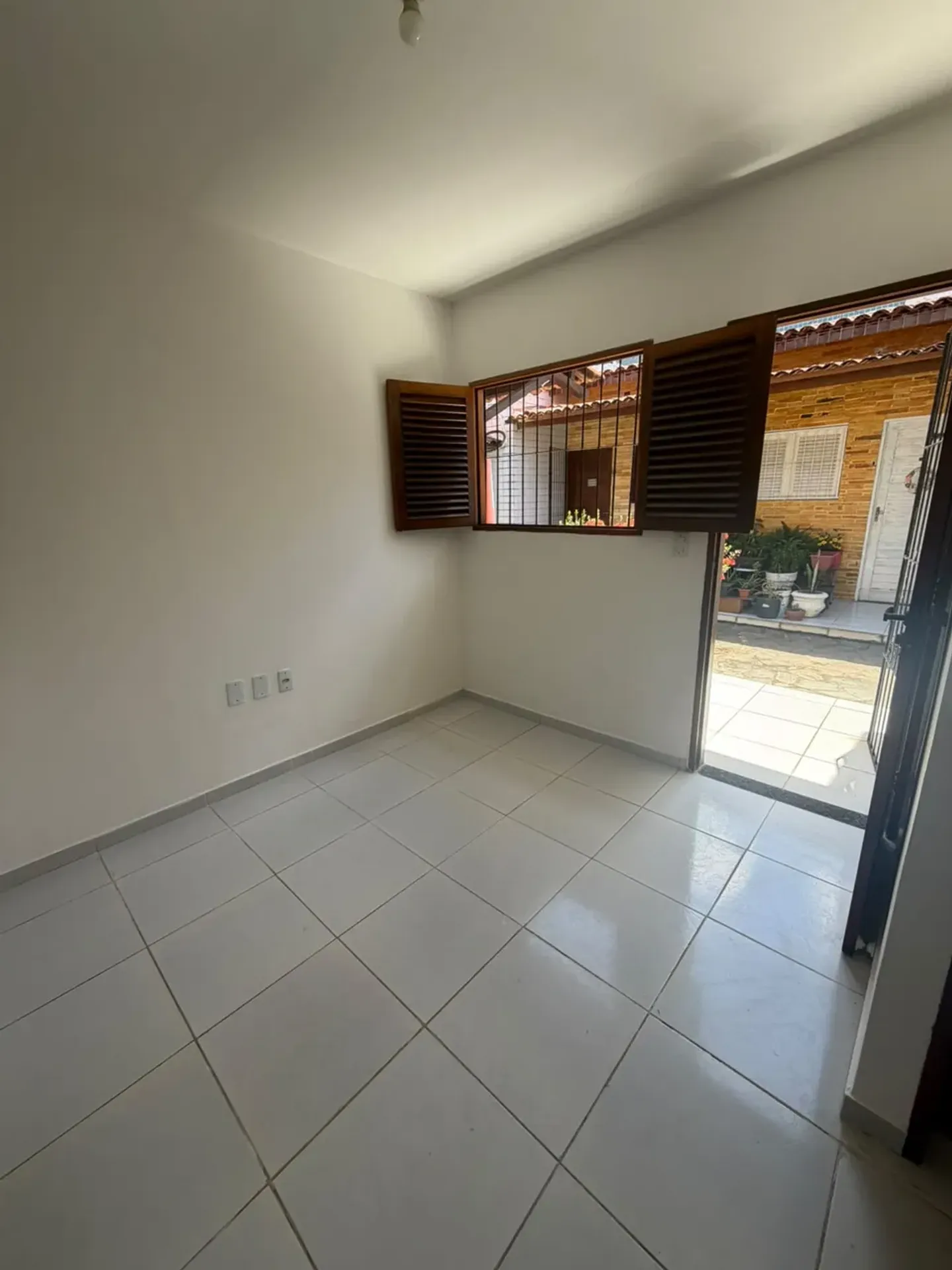 Rental house with 2 bedrooms and a glass shower enclosure — photo 6