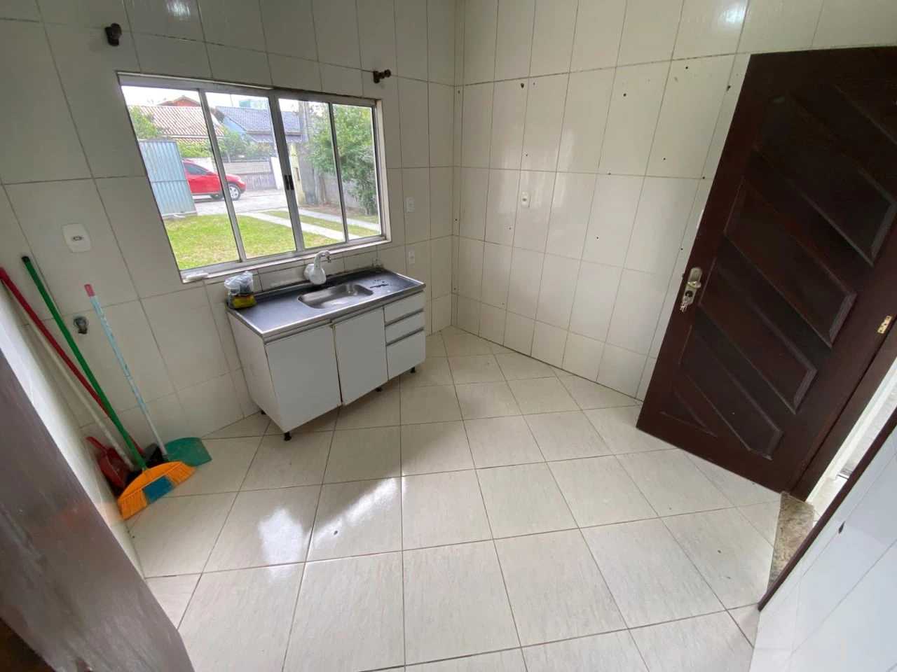 House with 2 bedrooms and a separate closed kitchen — photo 2