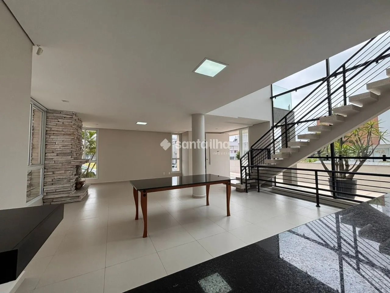 5-bedroom house with a water view — photo 2