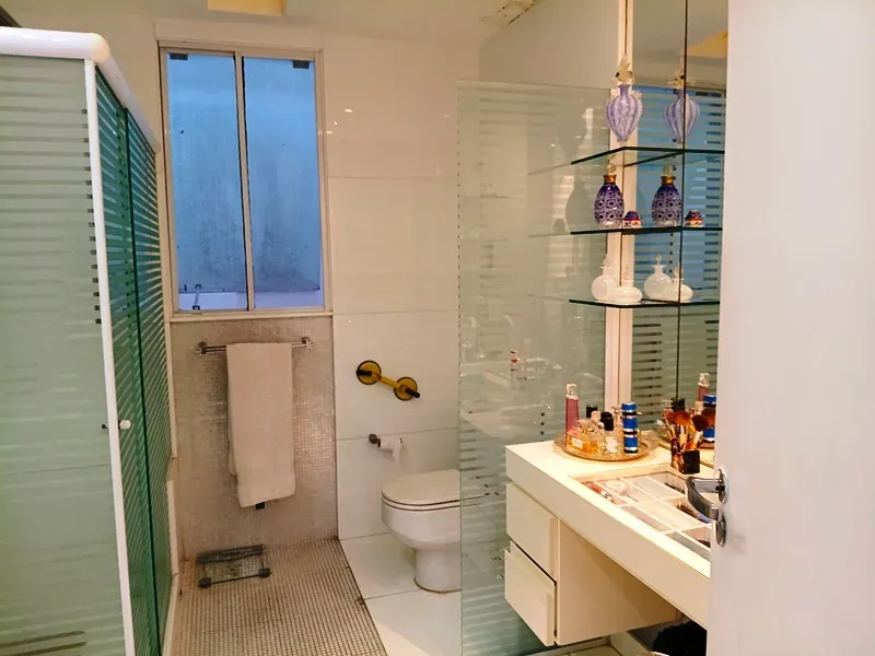Apartment with 4 bedrooms and a enclosed glass balcony — photo 24