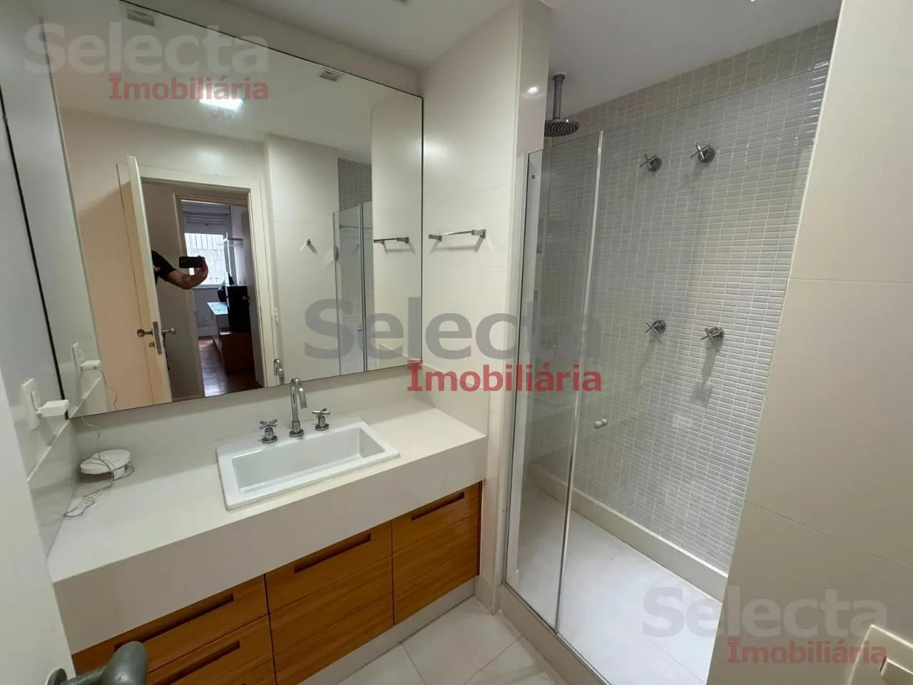 Furnished apartment with 4 bedrooms and a work desk — photo 24