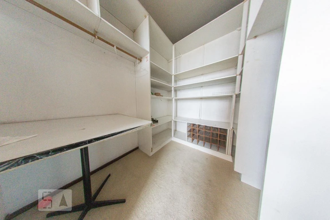 4-bedroom apartment with a walk-in closet — photo 45
