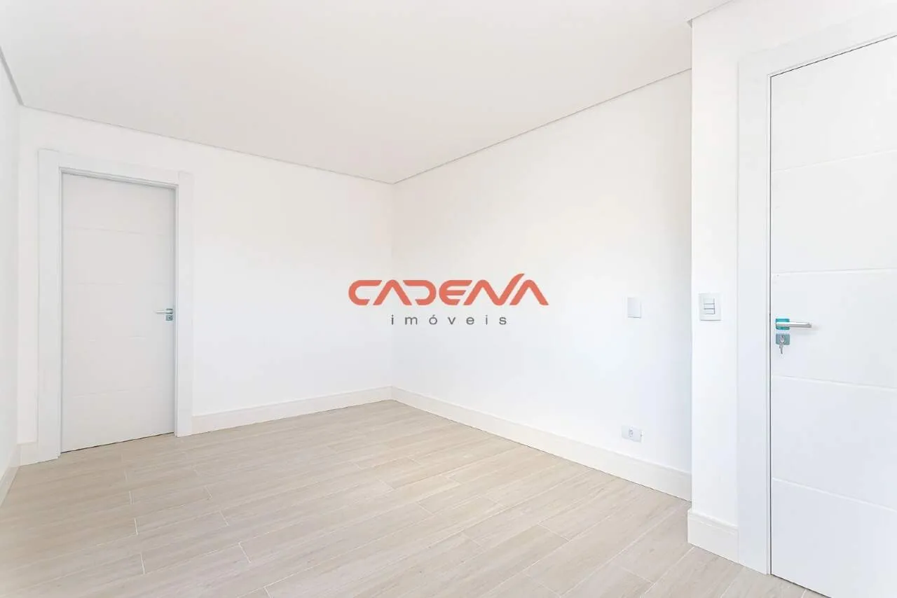Glass-enclosed balcony in a 3-bedroom house, 124 m² — photo 38