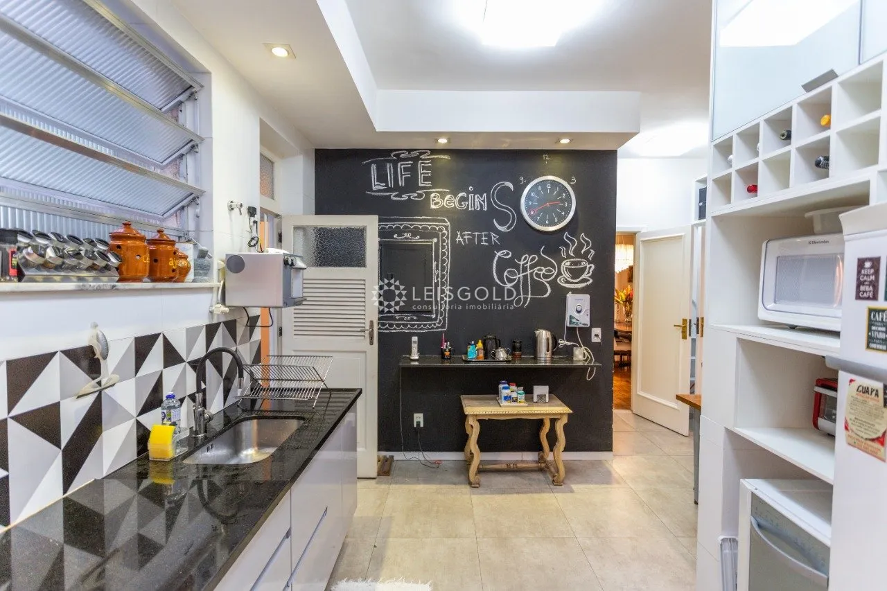 Home office in a 4-bedroom apartment, 220 m² — photo 14