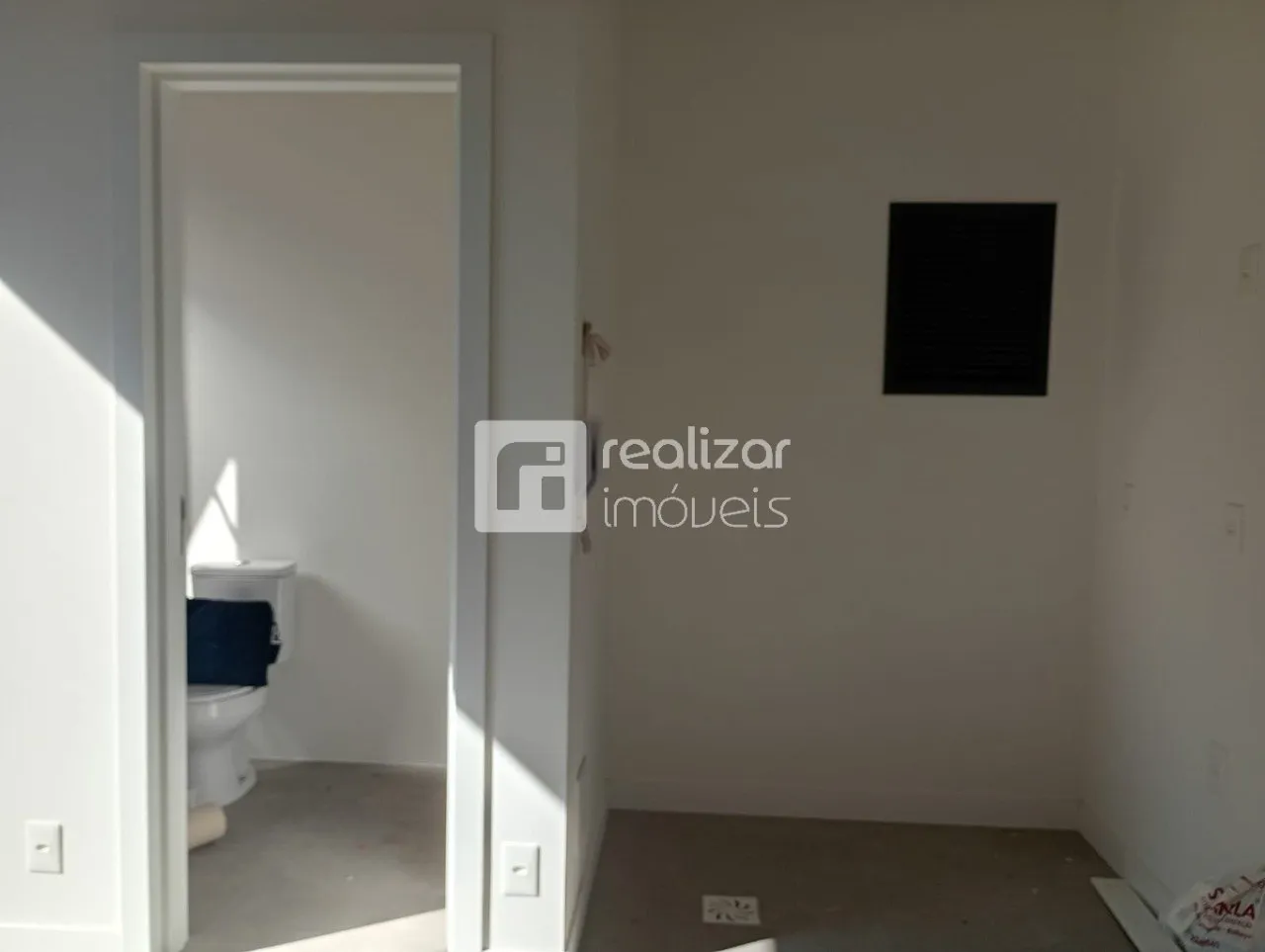 Furnished 1-bedroom apartment with open-plan kitchen — photo 34