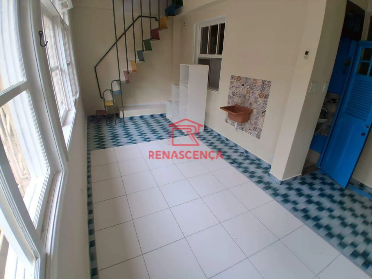 House, 200 m², with wood or laminate floors — photo 6