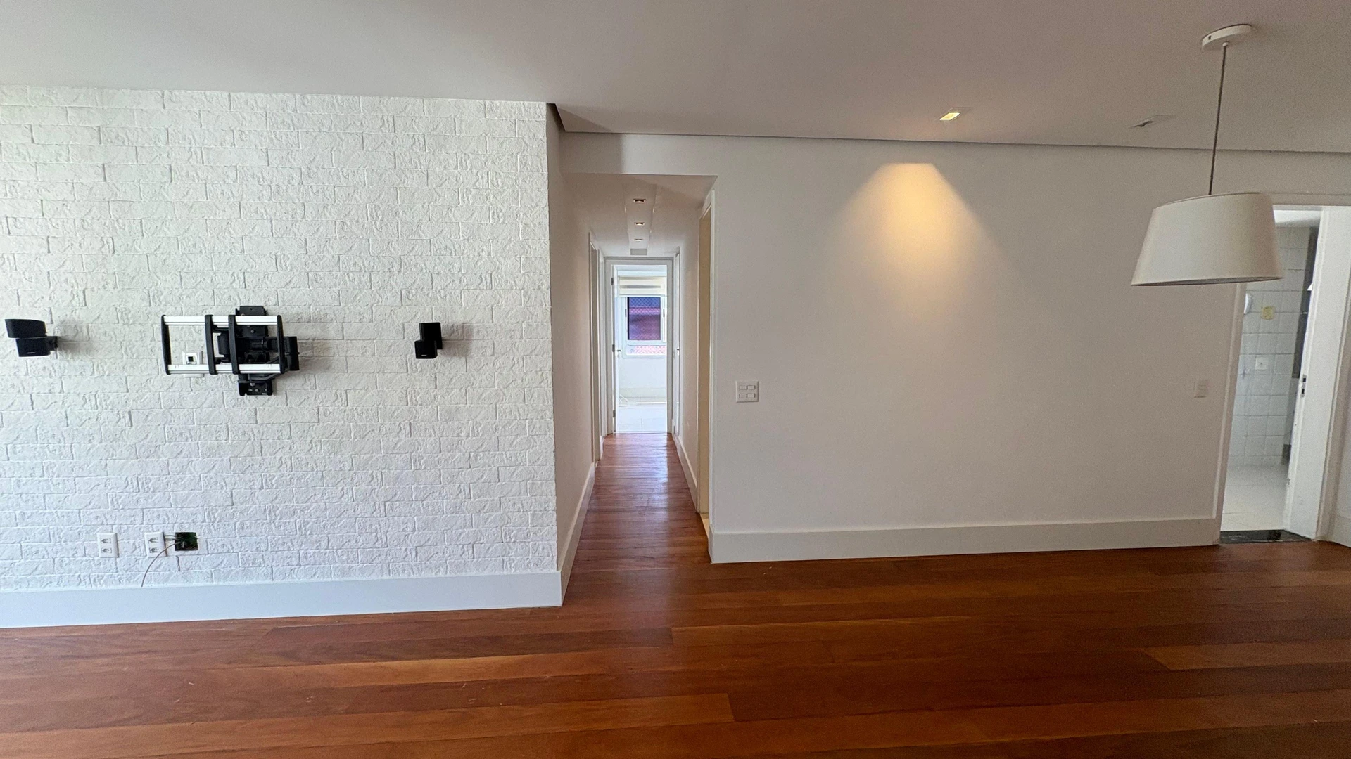 3-bedroom apartment with a glass-enclosed balcony — photo 11