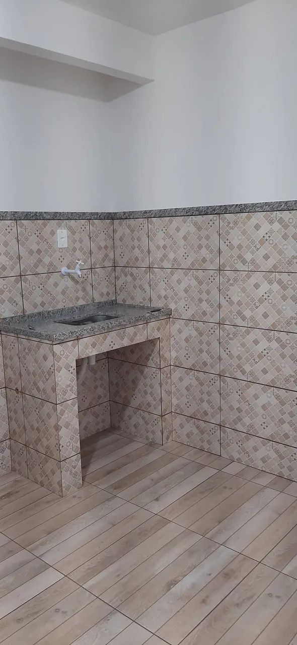 Studio-sized kitinete with 1 bedroom and compact kitchenette