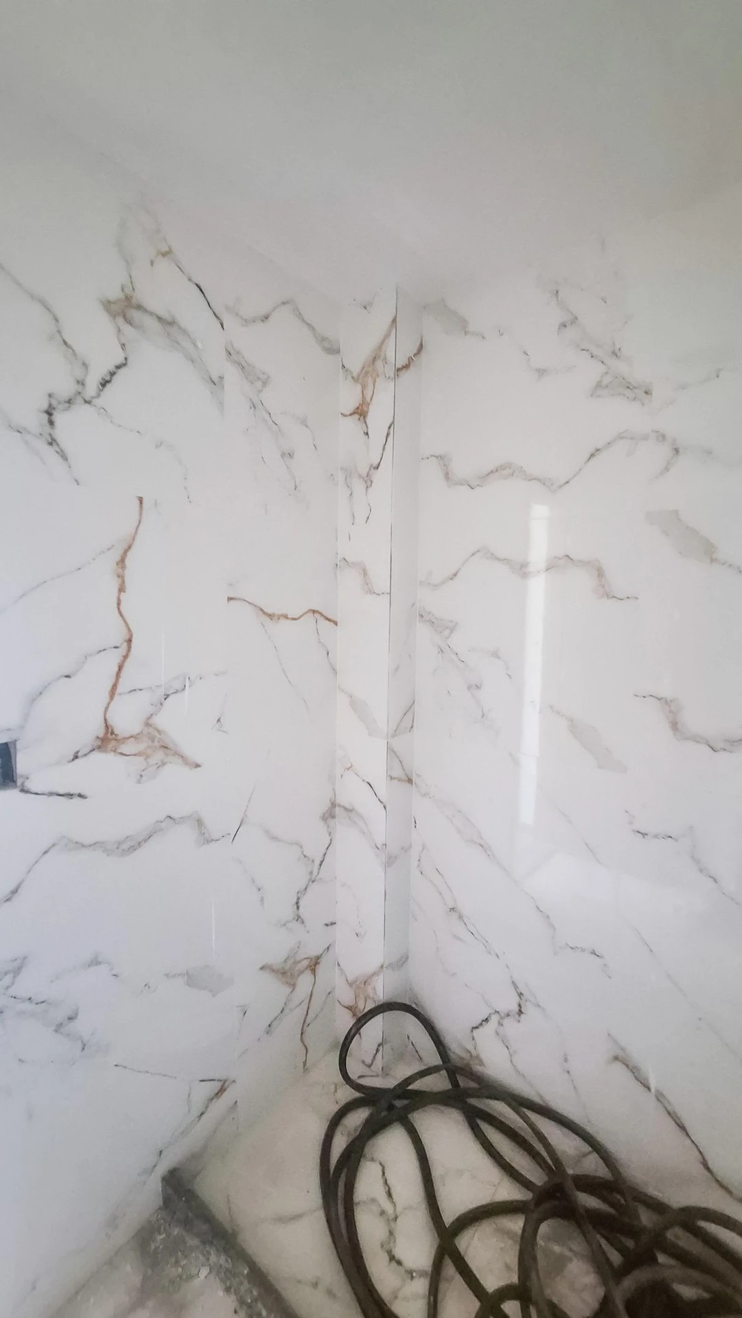 Apartamento com 2 quartos e box de vidro no banheiro — photo 17