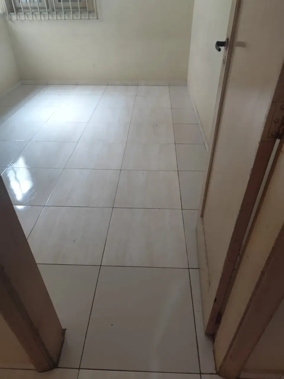 Unfurnished apartment with 2 bedrooms and a glass shower — photo 7