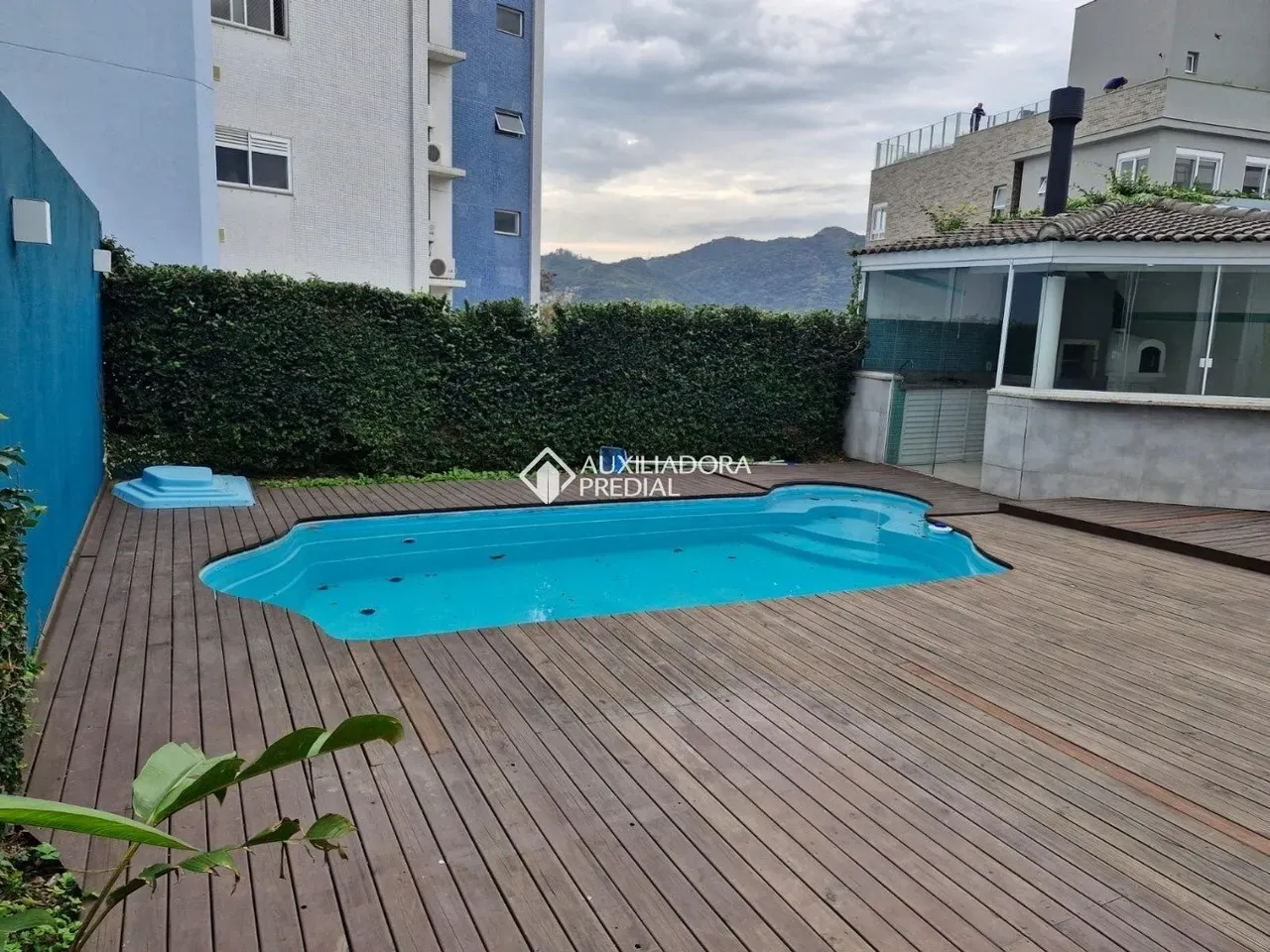 4-bedroom house with a fireplace in Florianópolis