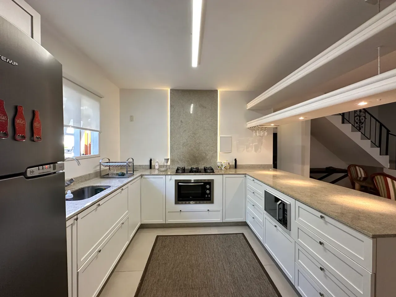 Casa de 320 m² com janelas do piso ao teto e lareira — photo 17