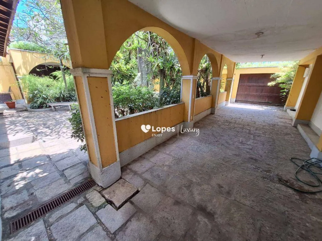 House with 5 bedrooms and 5 baths, separate kitchen — photo 18