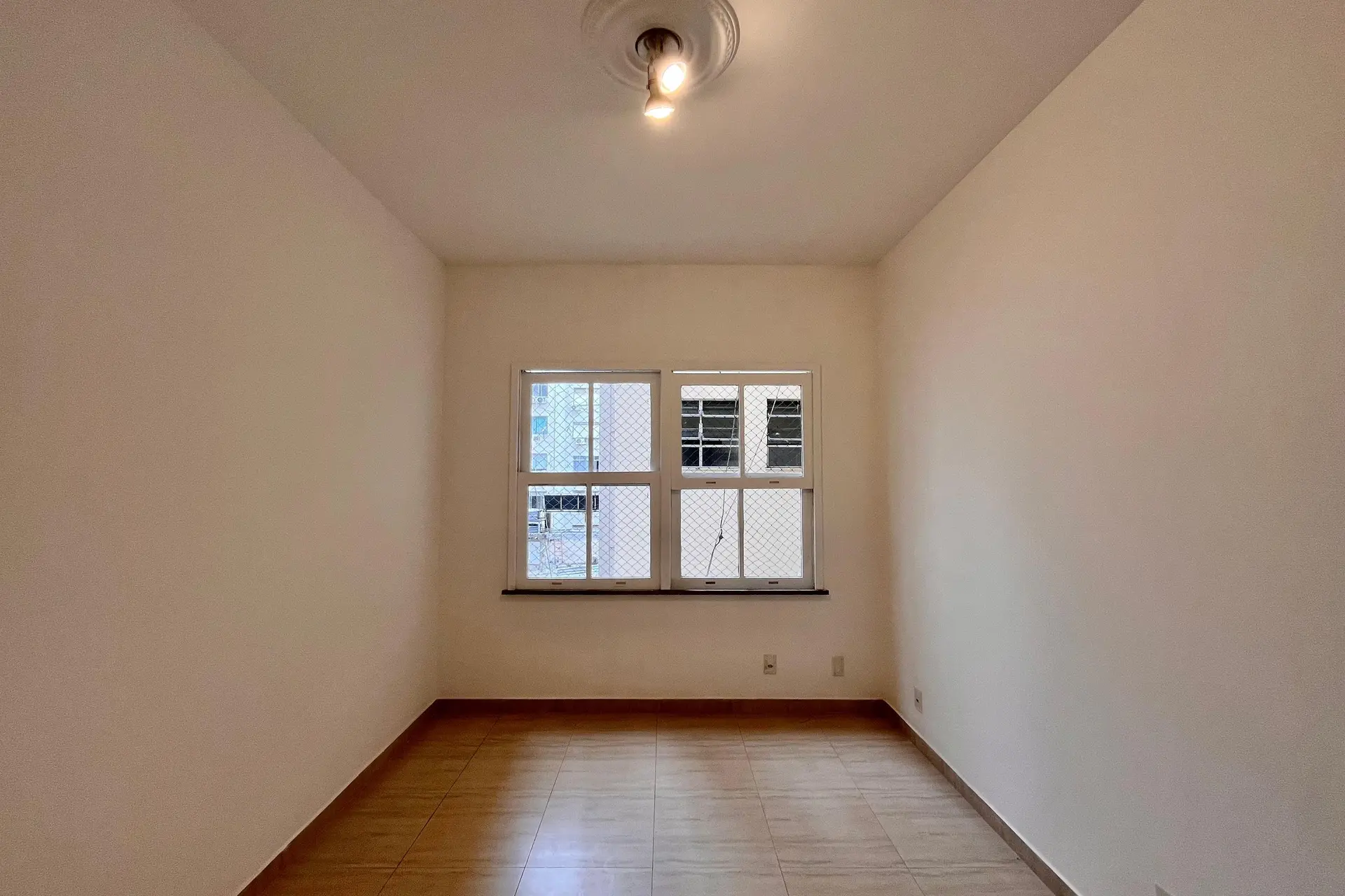 3-bedroom apartment with separate kitchen and electric stove — photo 33