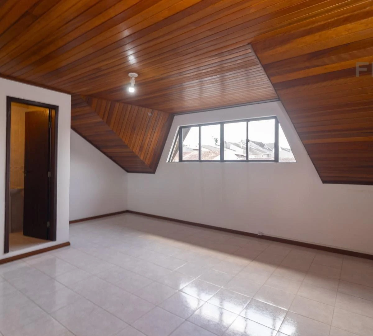 4-bedroom house with a bathtub in Curitiba — photo 28