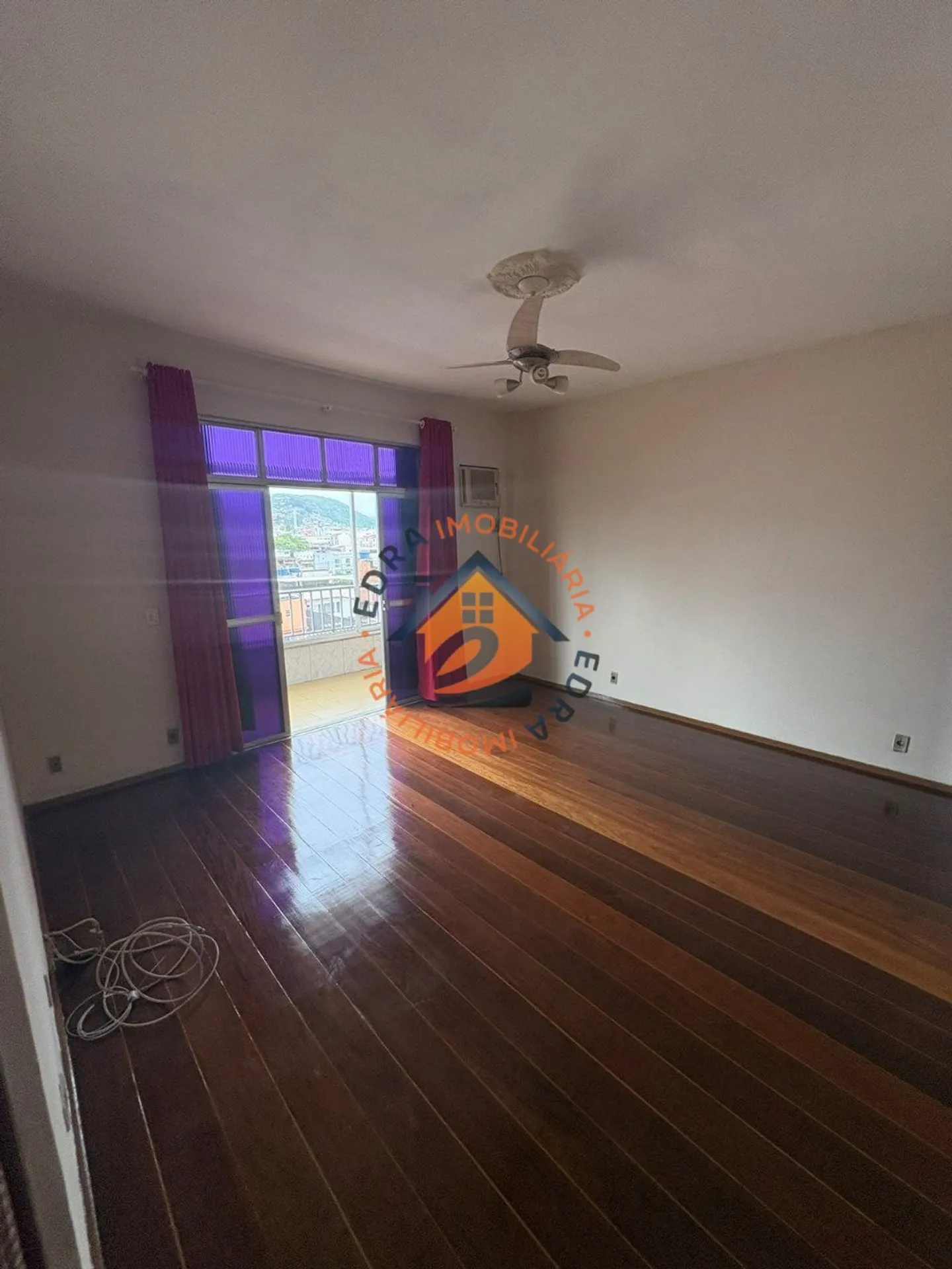 Apartamento, 82 m², com varanda envidraçada