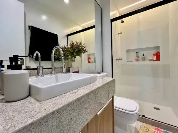 Furnished 4-bedroom apartment with open-plan kitchen — photo 2