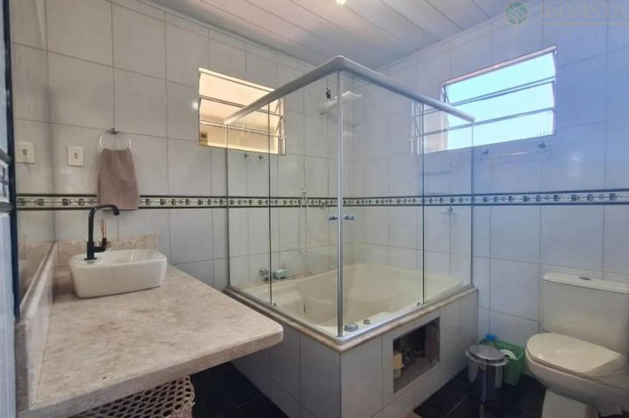 204 m² house with a jacuzzi and a bathtub — photo 27
