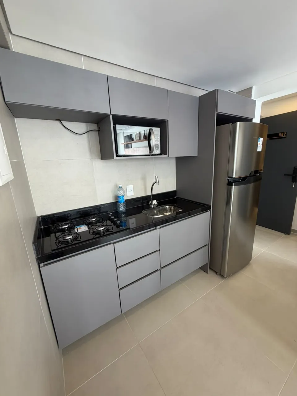 Apartamento mobiliado com 2 quartos e cozinha americana