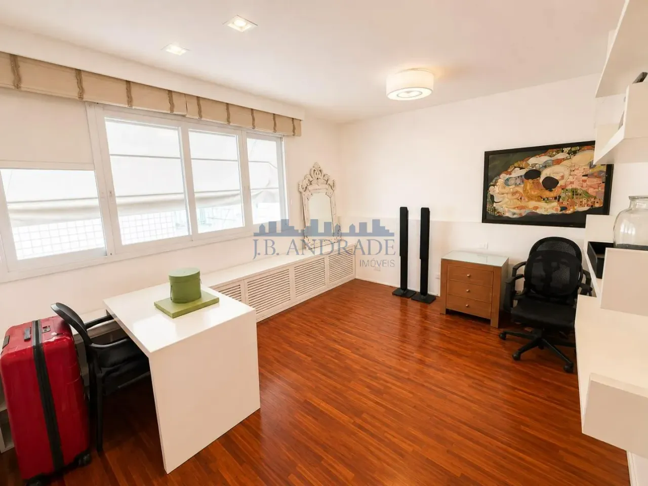 Furnished apartment with 4 bedrooms, 3 bathrooms and a balcony — photo 8